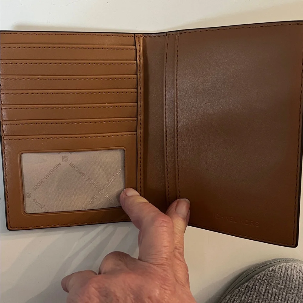 MICHAEL KORS NWOT BROWN CARD & PASSPORT CASE - Picture 5 of 9
